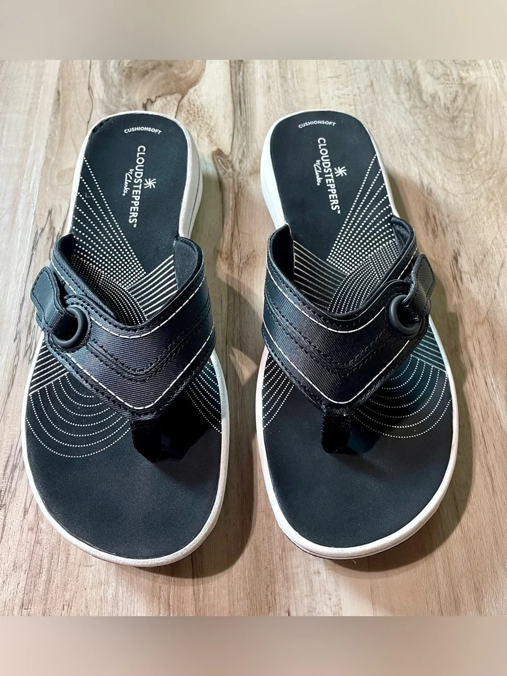 Clark’s Cloudsteppers Black & White Thong Sandals, flip flops size: 7